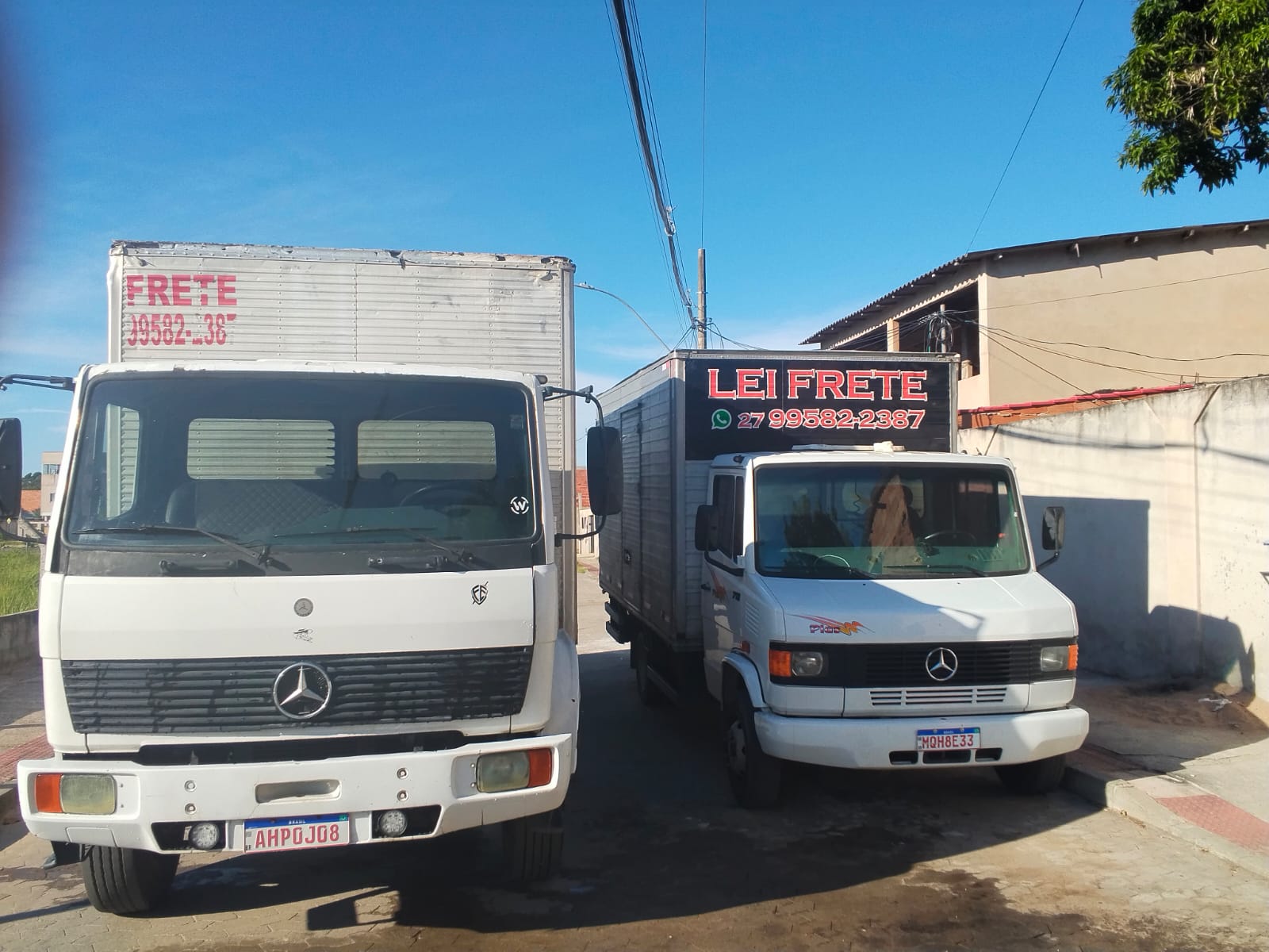 Os dois caminhões da Lei Frete lado a lado: o Mercedes 1214 de baú grande e o Mercedes 710 com o letreiro LEI FRETE vermelho no painel preto