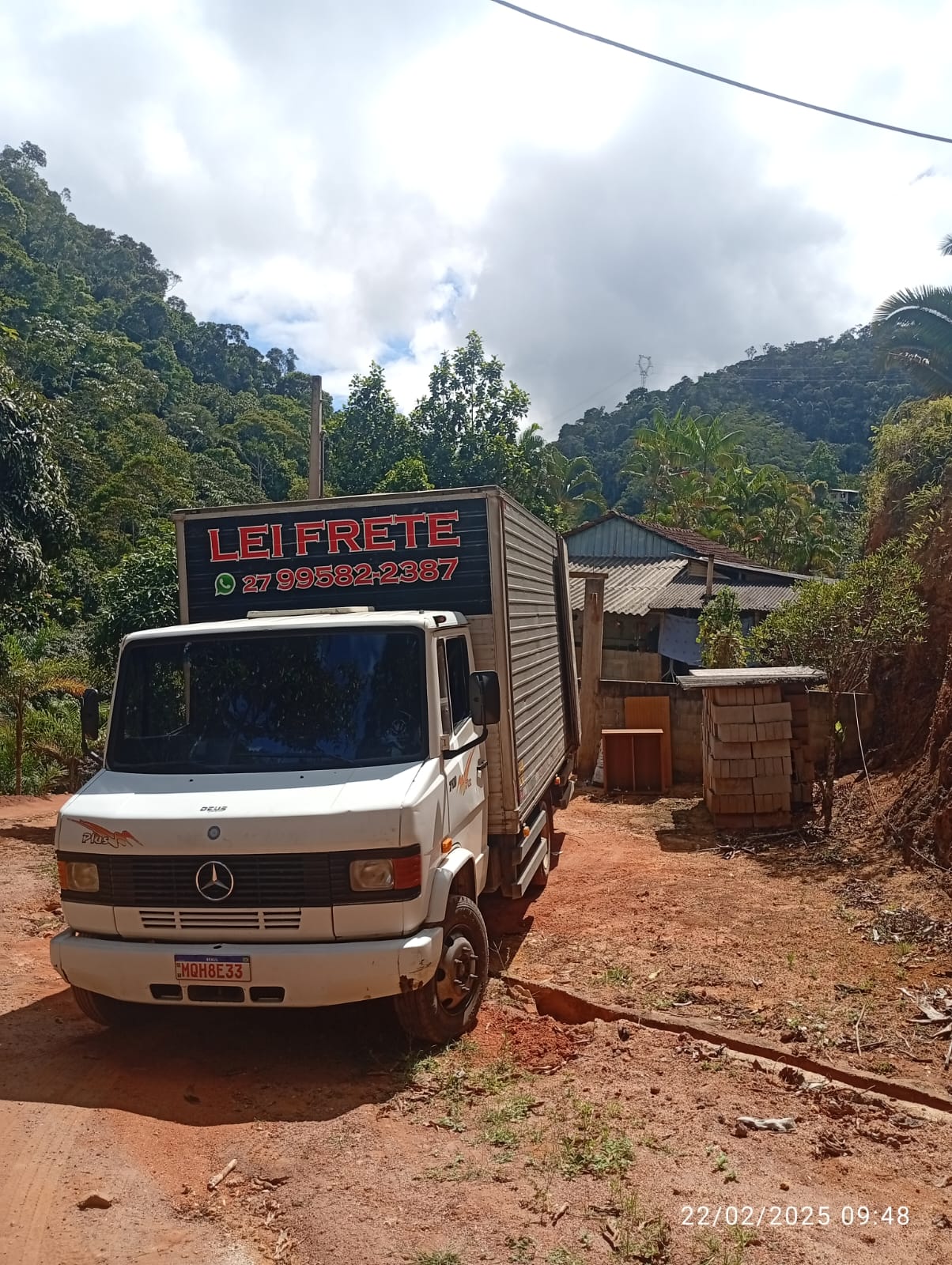 Mercedes 710 da Lei Frete em estrada de chão no meio da serra, cercado de mata
